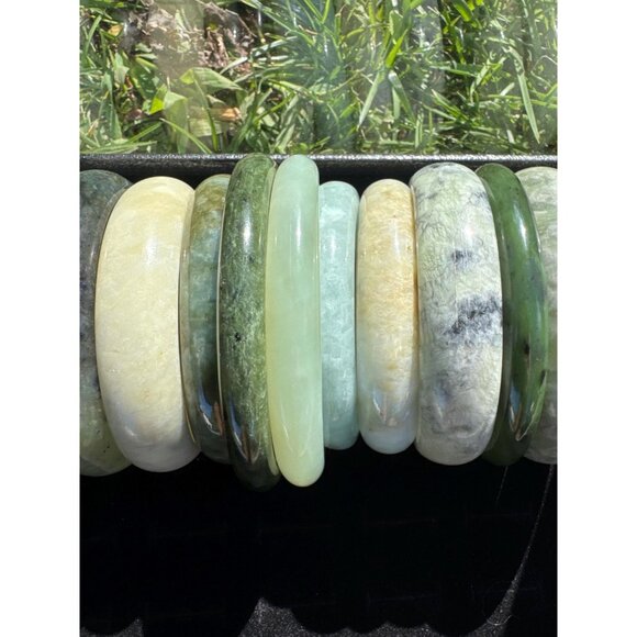 Lot of 16 Jade Bangle Bracelets - 730 grams - Vintage Jewelry Store Closeout Lot - Picture 8 of 9